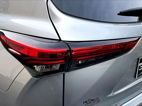 Used 2023 Toyota Highlander XLE FWD image 29