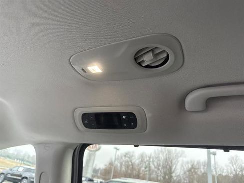 Used 2024 Chrysler Pacifica Touring-L image 19