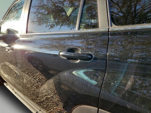 Used 2024 Toyota Highlander XLE image 25