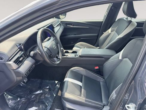 Used 2025 Toyota Camry SE FWD image 9