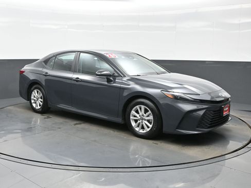Used 2025 Toyota Camry LE image 8
