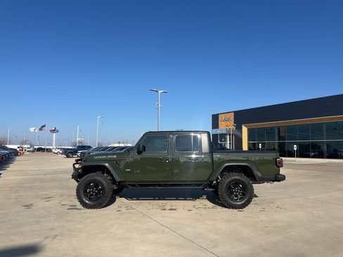 Used 2022 Jeep Gladiator Willys image 2
