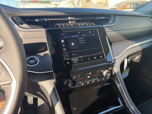 New 2025 Jeep Grand Cherokee Altitude image 29