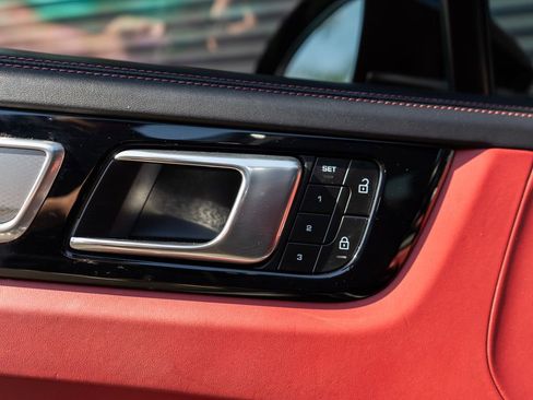 Certified 2022 Porsche Cayenne Platinum Edition image 33