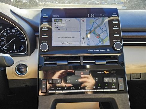 Used 2020 Toyota Avalon Limited image 18