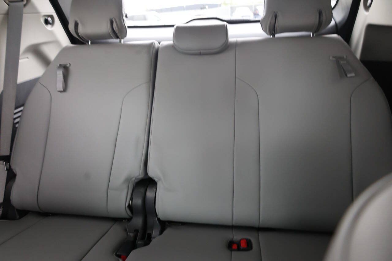 Used 2021 Toyota Sienna XLE FWD image 17