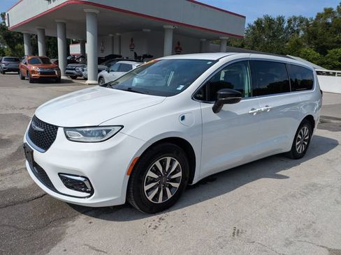 Used 2024 Chrysler Pacifica Limited FWD image 8