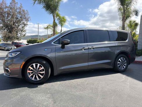 Used 2023 Chrysler Pacifica Touring-L FWD image 8