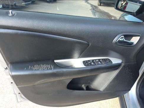 Used 2019 Dodge Journey SE image 19