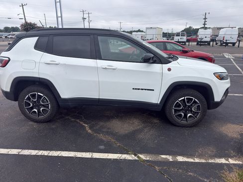 Used 2025 Jeep Compass Trailhawk AWD/4WD image 2