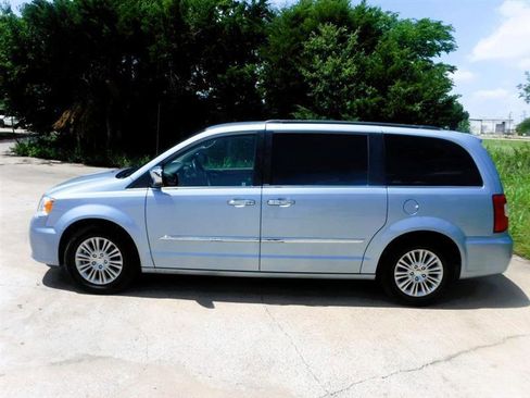 Used 2012 Chrysler Town & Country Touring-L w/ Premium Group FWD image 10
