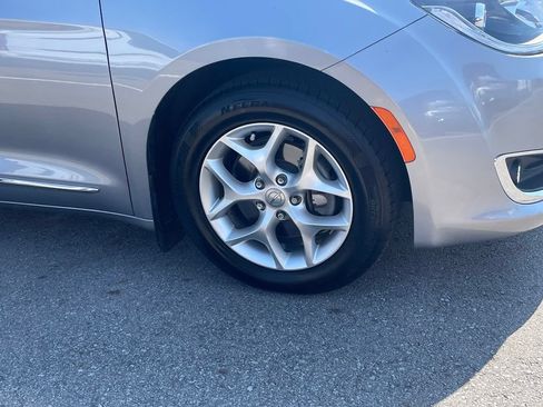 Used 2020 Chrysler Pacifica Touring-L Plus w/ Tire & Wheel Group FWD image 4