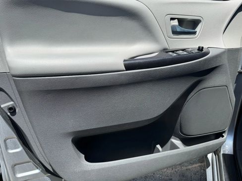 Used 2015 Toyota Sienna LE FWD image 21