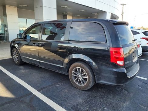 Used 2017 Dodge Grand Caravan SE image 5