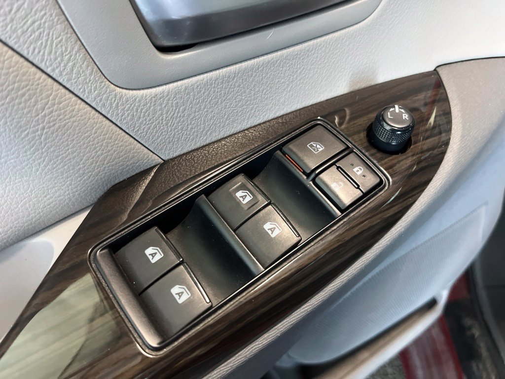 Used 2017 Toyota Sienna XLE FWD image 5