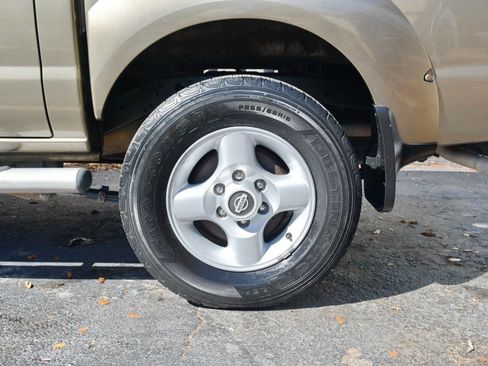 Used 2001 Nissan Frontier SE image 11