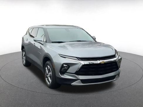 Used 2025 Chevrolet Blazer LT image 3