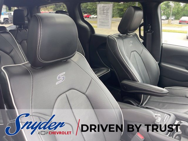 Used 2025 Chrysler Pacifica Limited FWD image 35