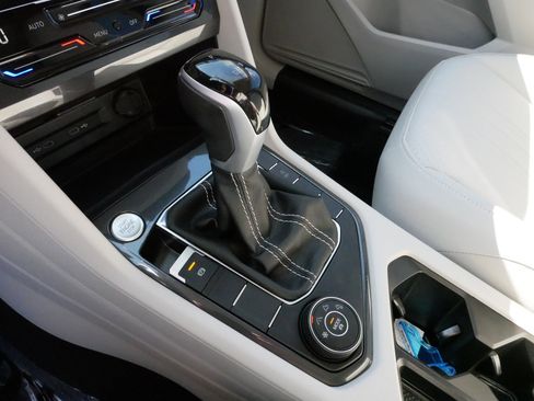 Certified 2024 Volkswagen Tiguan SE w/ Panoramic Sunroof Package image 24