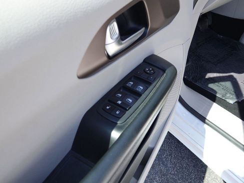 Used 2020 Chrysler Voyager Lxi image 17