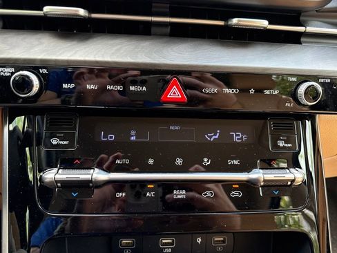 Used 2024 Kia Carnival EX FWD image 19