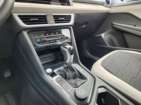 Certified 2025 Volkswagen Taos SE AWD/4WD image 16