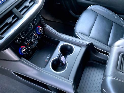 Used 2023 Chevrolet Suburban Premier image 16