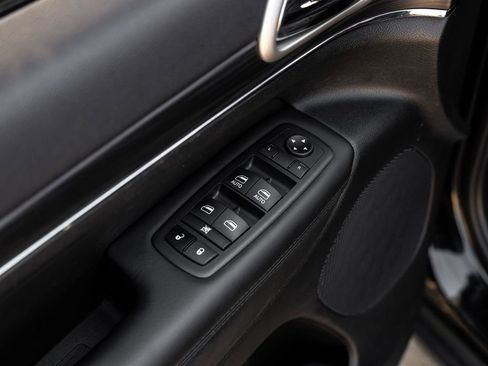 Used 2022 Jeep Grand Cherokee Limited w/ Tech Group image 55