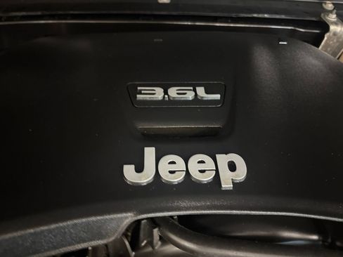 Used 2021 Jeep Gladiator Sport AWD/4WD image 39