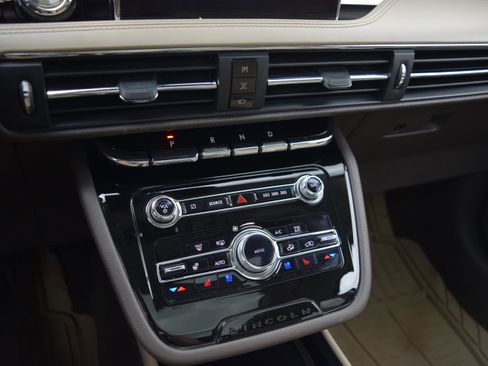 Used 2021 Lincoln Corsair AWD w/ Premium Package image 15