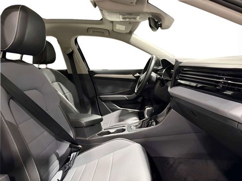 Used 2025 Volkswagen Jetta SE FWD image 12