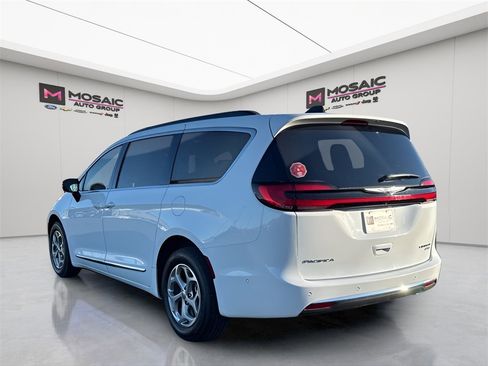 Used 2023 Chrysler Pacifica Limited image 5