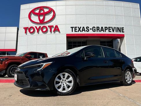 Used 2025 Toyota Corolla LE image 2