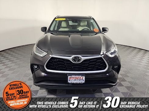 Used 2021 Toyota Highlander XLE image 3