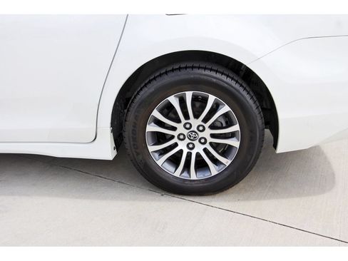 Used 2019 Toyota Sienna XLE w/ XLE Navigation Package FWD image 33