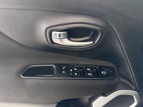 Used 2021 Jeep Renegade Latitude image 23