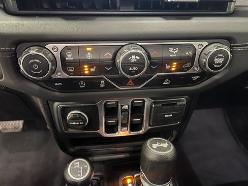 Used 2025 Jeep Wrangler Unlimited Sahara AWD/4WD image 32