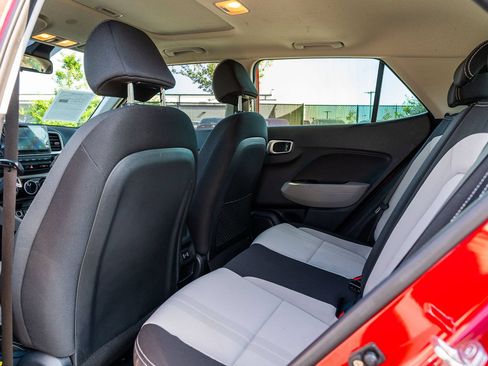 Used 2024 Hyundai Venue SEL FWD image 15