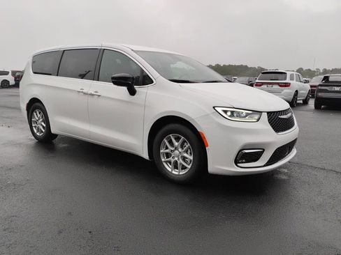 New 2026 Chrysler Pacifica Select image 3