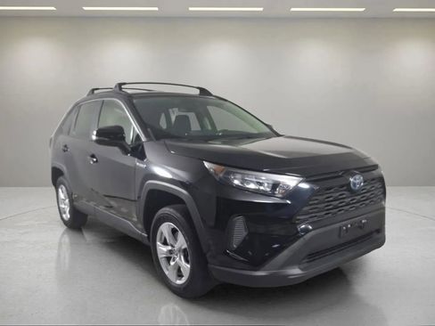 Used 2021 Toyota RAV4 LE image 1