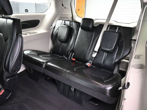 Used 2023 Chrysler Pacifica Touring-L image 39