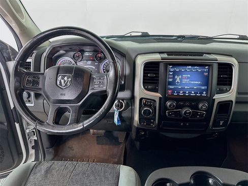 Used 2019 RAM 1500 Classic SLT w/ Luxury Group image 19