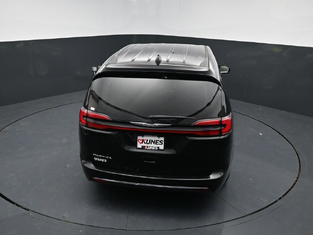 Used 2024 Chrysler Pacifica Touring-L FWD image 40