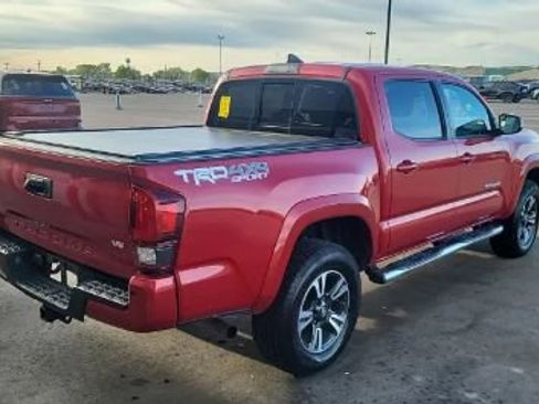 Used 2018 Toyota Tacoma TRD Sport w/ Technology Package AWD/4WD image 2
