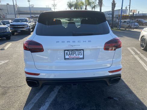 Used 2017 Porsche Cayenne Platinum Edition w/ Premium Package (PJV) image 8
