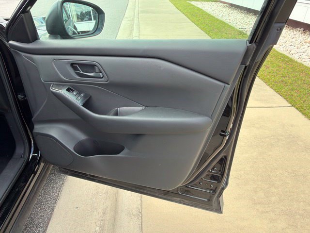 Used 2025 Nissan Rogue S AWD/4WD image 18