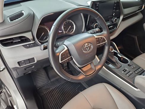 Used 2022 Toyota Highlander XLE image 2