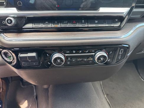 Used 2025 GMC Sierra 1500 SLT AWD/4WD image 33