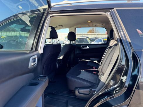 Used 2017 Nissan Pathfinder SV image 11
