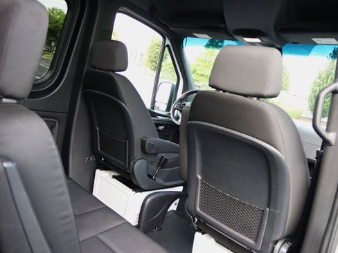 Used 2024 Mercedes-Benz Sprinter 2500 image 38